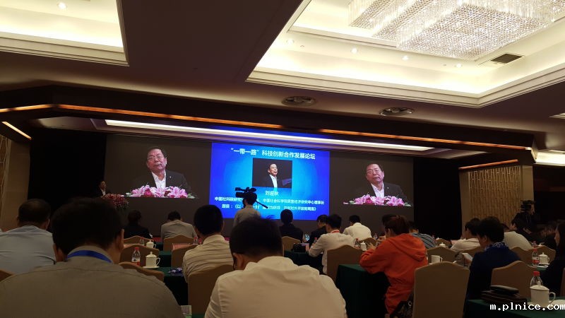 为“一带一路”论坛提供交替传译 为“一带一路”论坛提供交替传译